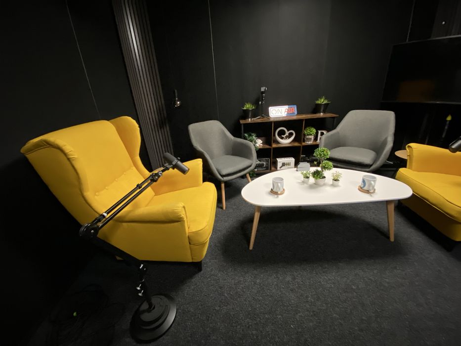 Подкаст студио под наем с висококачествена техника