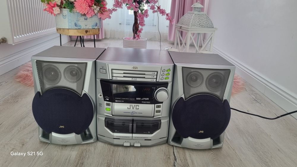 Vând combina muzicală JVG