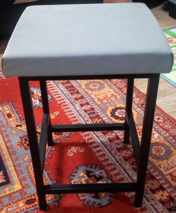 Табуреки новые металлические