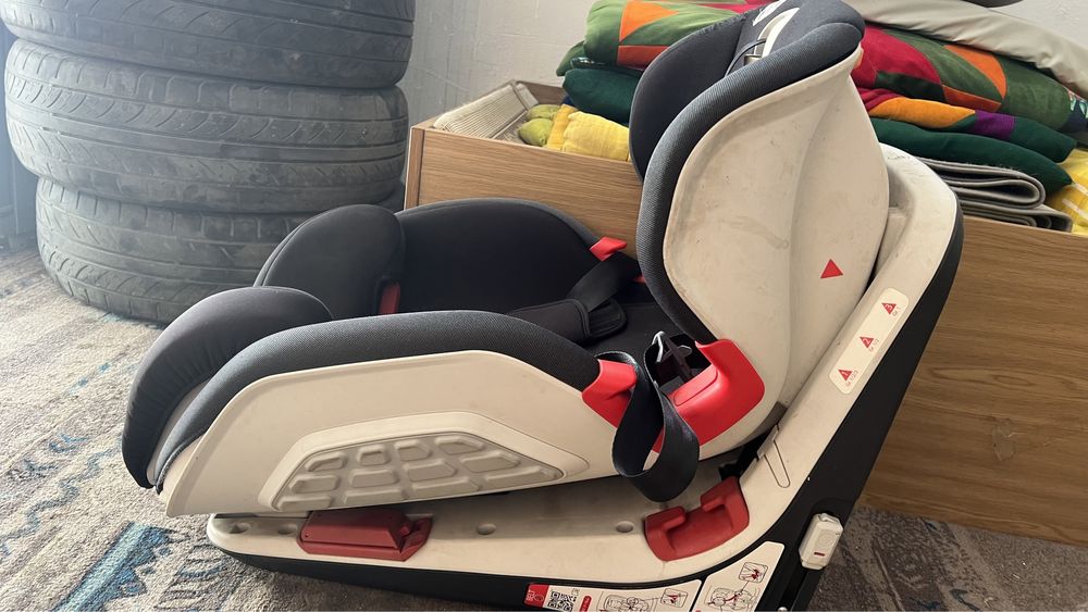 Продам автокресло Chicco