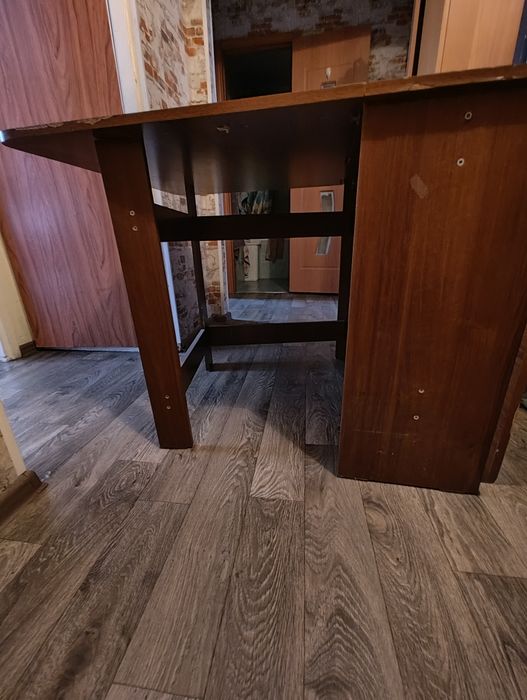 Продается стол, книжка