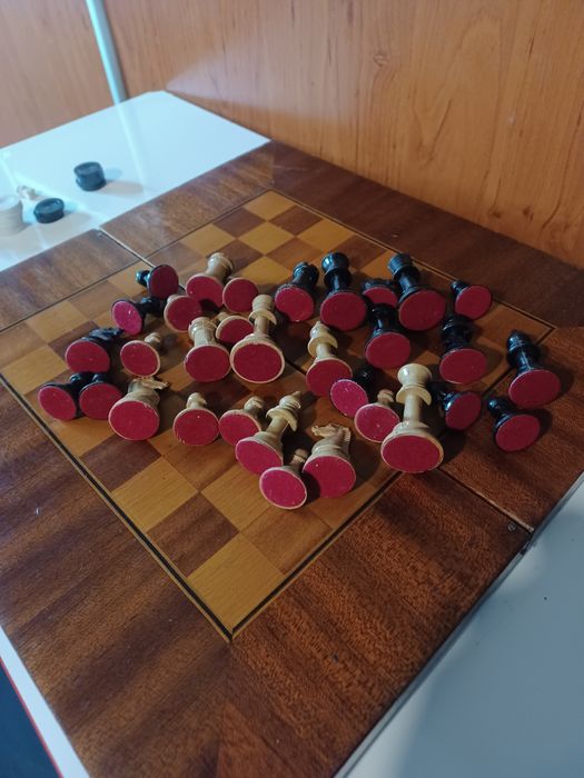 Българска дървена лак табла и шах за игра