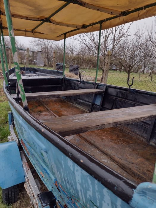 Продавам метална лодка с покривало и двигател