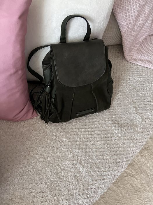 Дамска раница в маслинено зелено