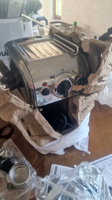 Dualit coffe machine in condiții foarte bune adusa din Anglia se poate flosi si cu capsule si cafea macinata
