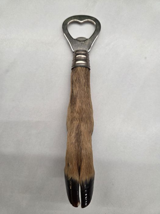 Artizanat de vânătoare - deschizător rustic din copită naturală