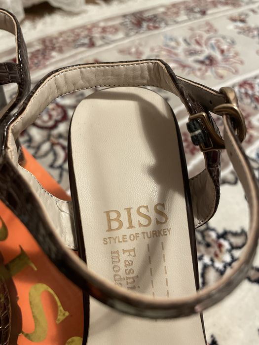 Женские сандали на каблуках