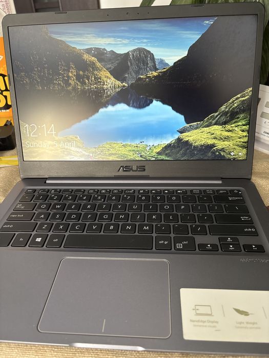 Asus Zen Book 14 light  nanoedge display