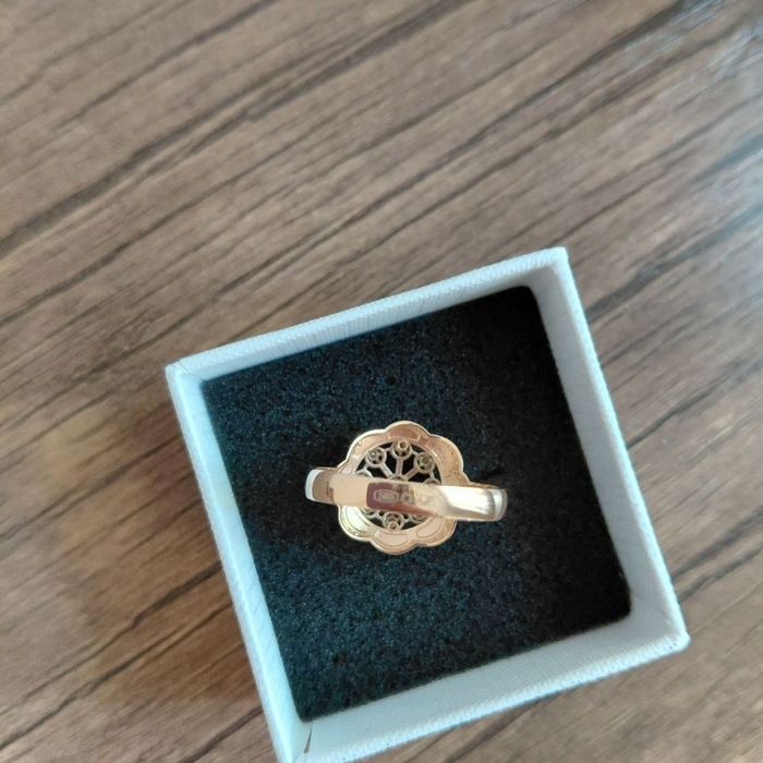 Золотая кольцо с бриллиантом