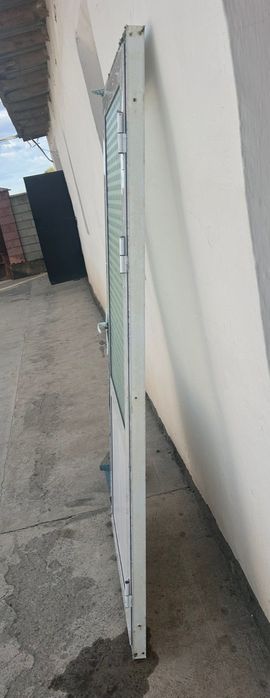 белая дверь пластиковая