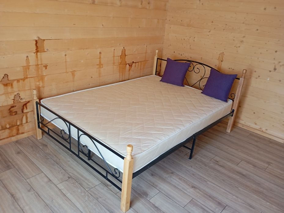 Vând pat matrimonial cu cadru metalic și lemn,dim 160/200 cu  saltea