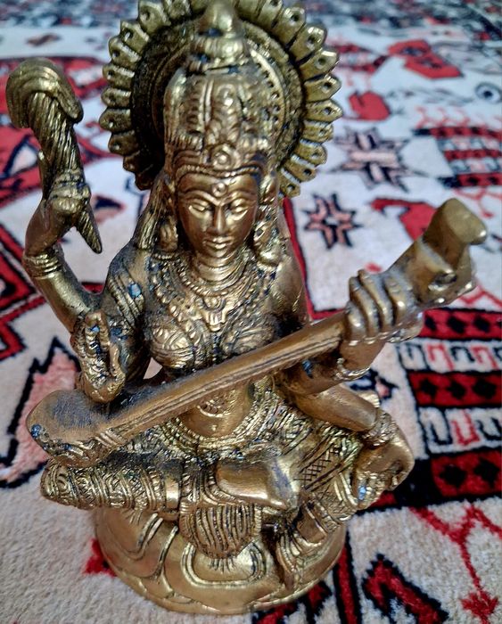 Колекция от четири артефакта, статуетки и нож