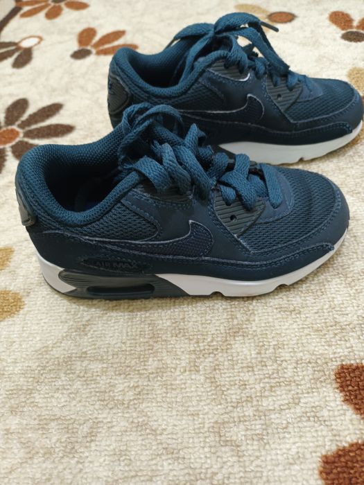 Продавам детски маратонки на найк много малко носени запазени са