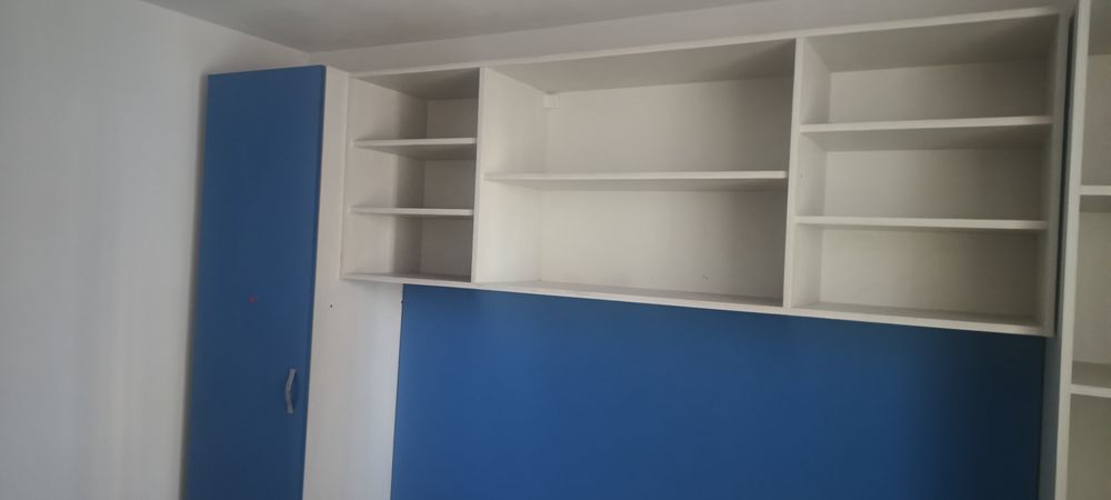 Închiriez apartament 4 camere.