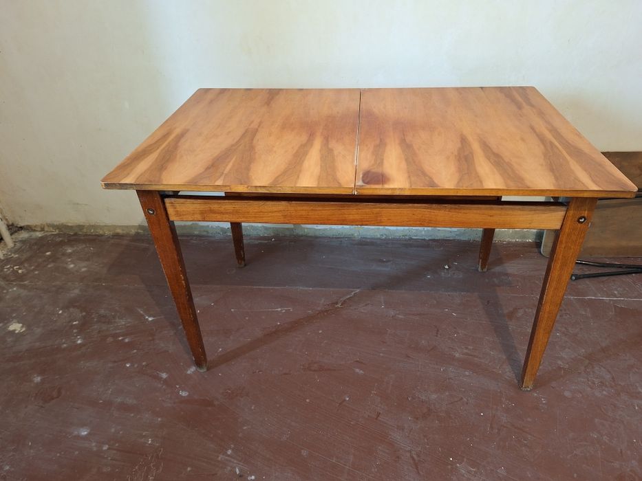 Стол регулируемый из дерево.