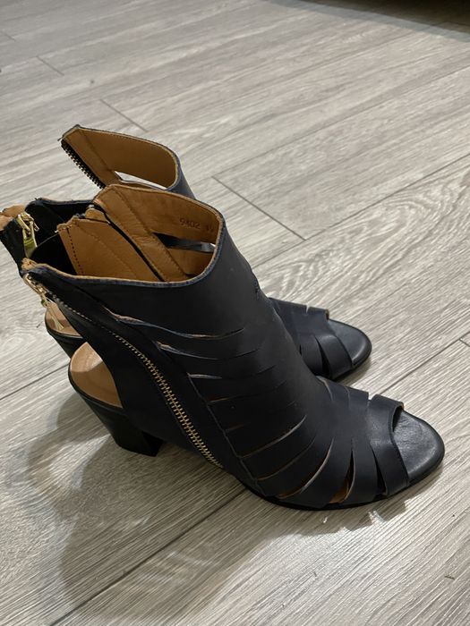 Sandale din piele cu toc