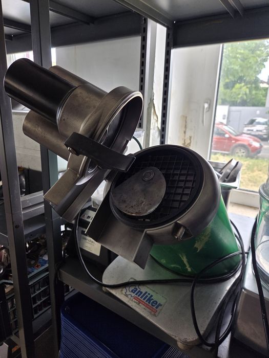 Robot legume, feliat, razuit la 220v, stare buna