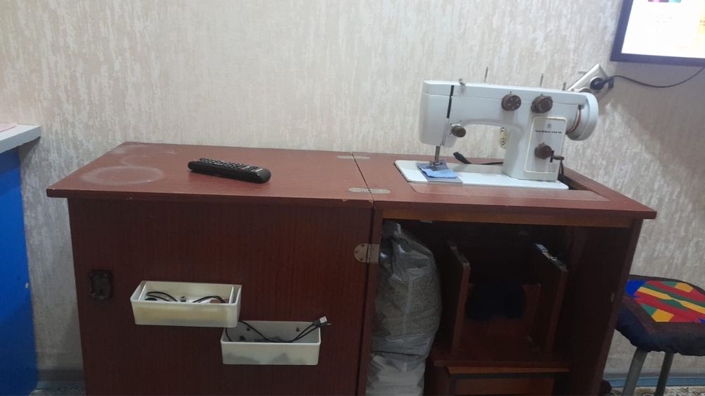 Стол с машинуой для шытья
