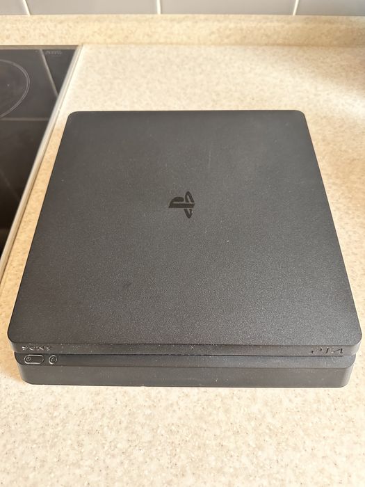 Продам игровую приставку Sony PlayStation 4