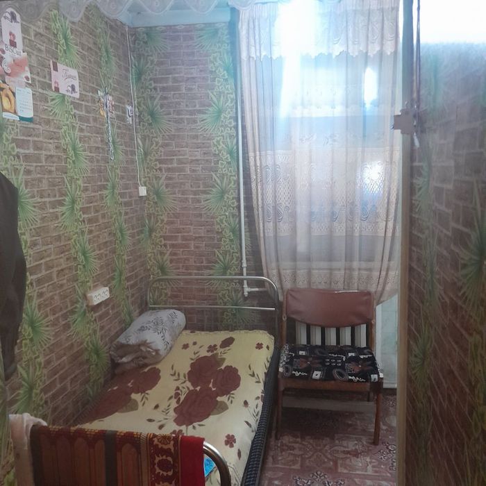 Спутник в деревянном доме. 1 ком квартиру 32 м2 санузел совместно 2/2.