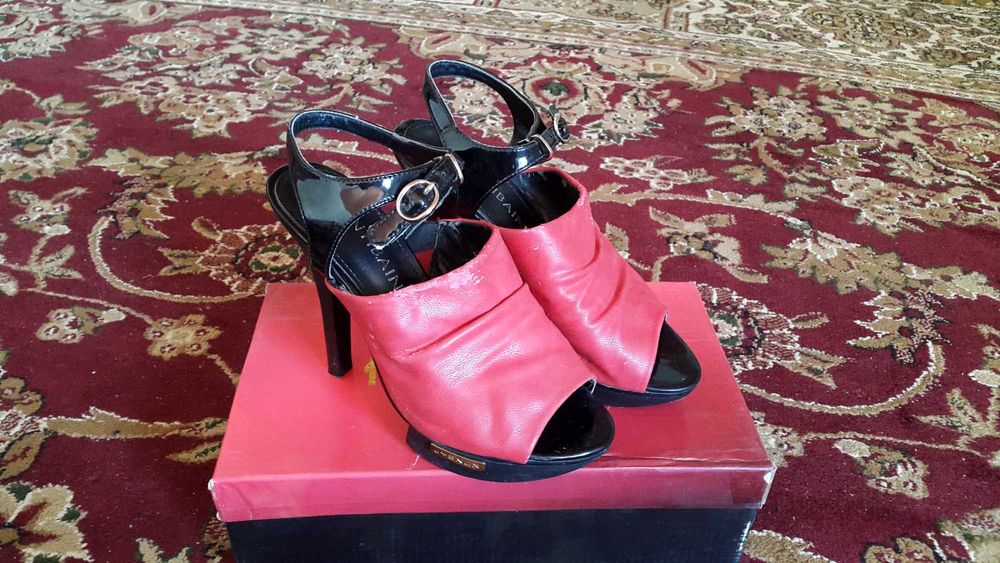 Босоножки на высоком каблуке и платформе