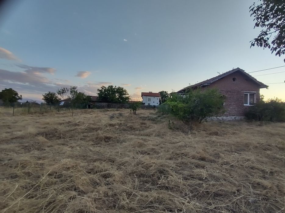 Къща с двор в с.Левски, Панагюрище.