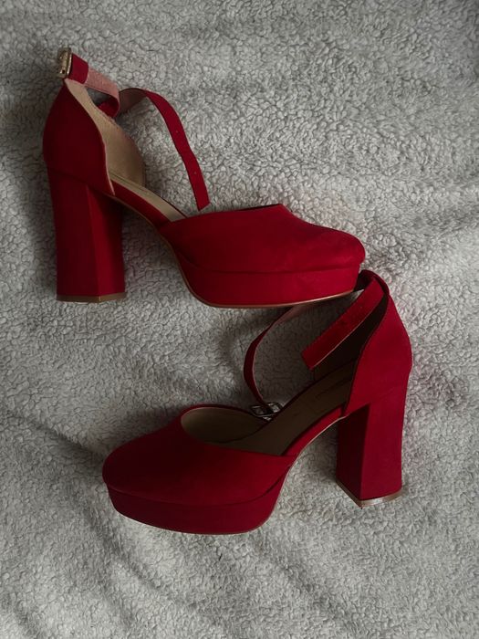 Pantofi rosii cu toc