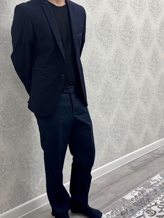 Темно-синий костюм