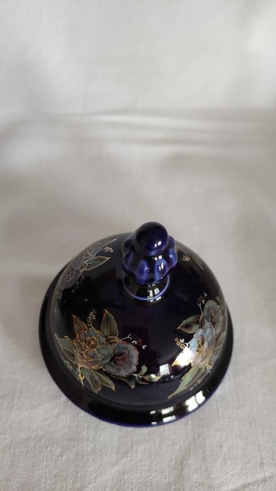 Голяма порцеланова ваза с капак