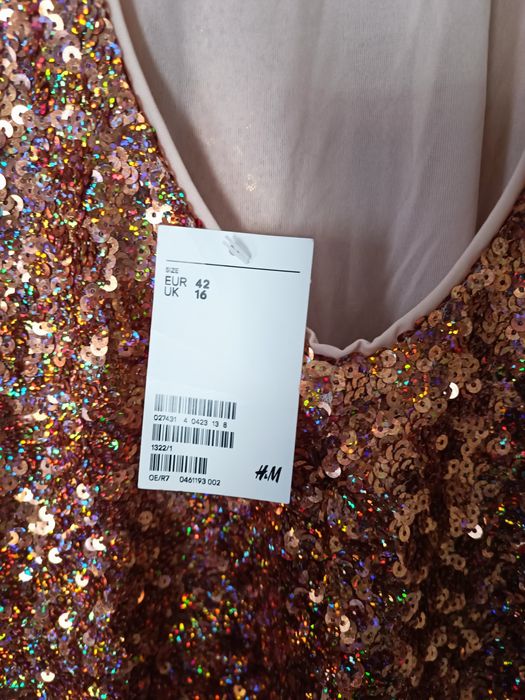 Нова рокля с гол гръб HM