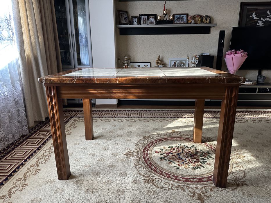 Мраморный стол в гостинную