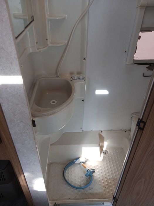 Vind caravana ranger 2002 adusa recent din anglia.