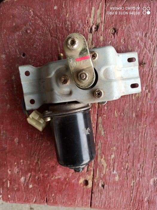 Двигатель стеклоочистителя.