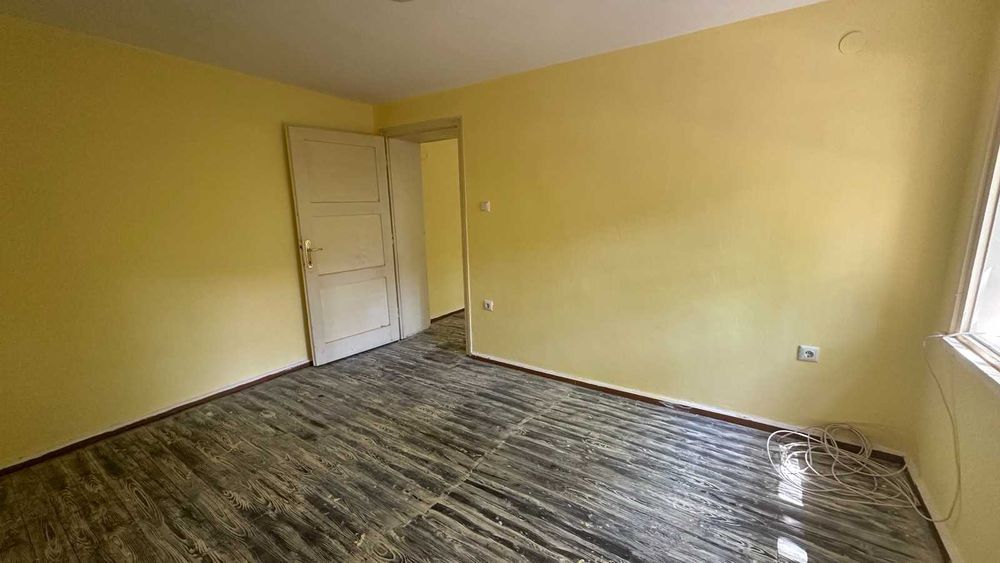 Отдава се ПОД НАЕМ партерен етаж от къща в центъра на град Карлово