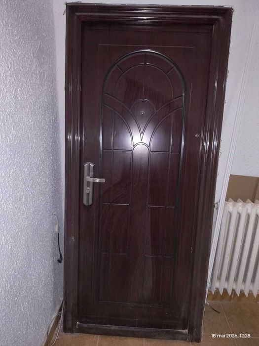 Vând ușa metalică, deschidere pe partea dreaptă.