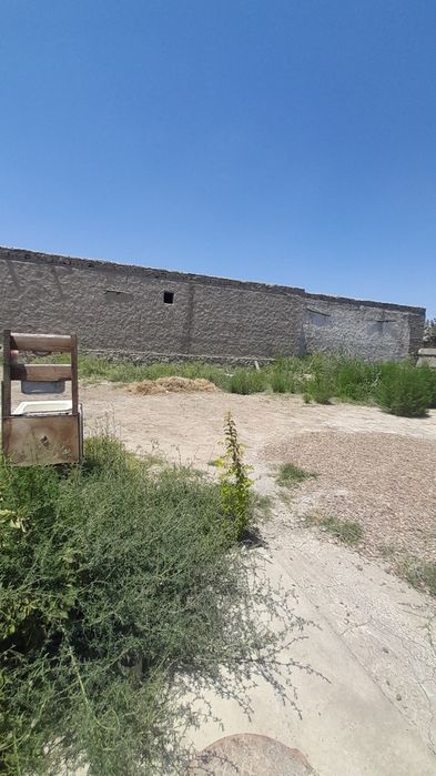 Курилиши тугалланмаган 8 сутихли учаска сотилади. Нархи жойида келишил