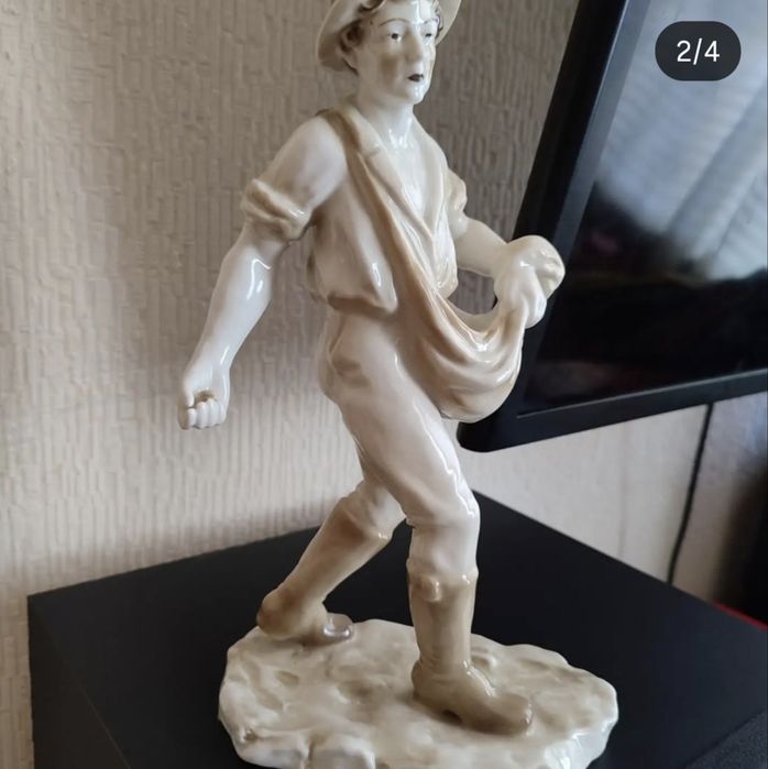 Фарфоровая статуэтка.