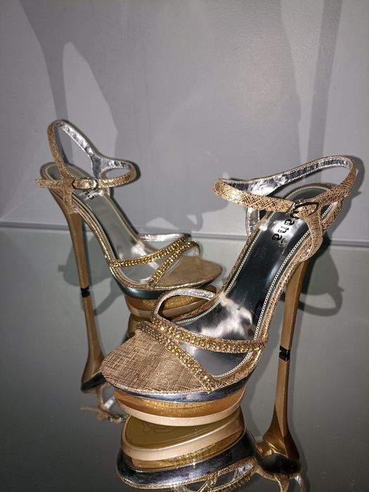 Pantofi/sandale noi.