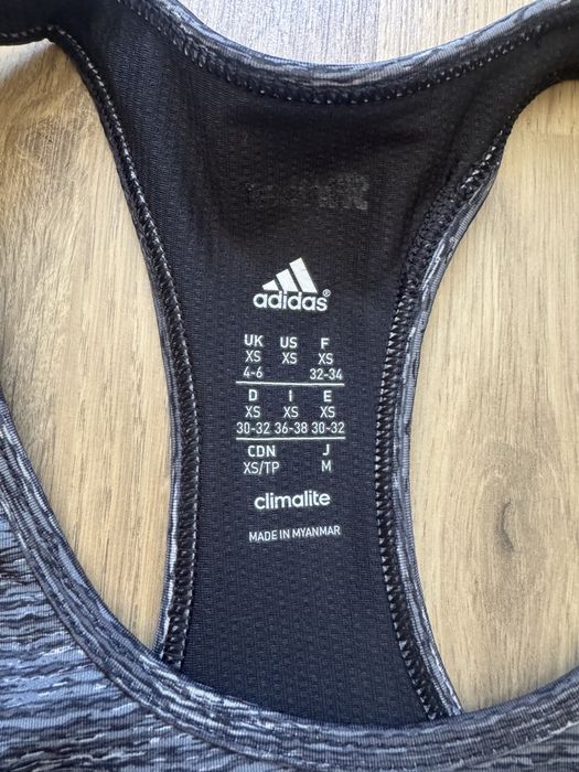 Сиво спортно бюстие на Adidas размер Xs/XXS