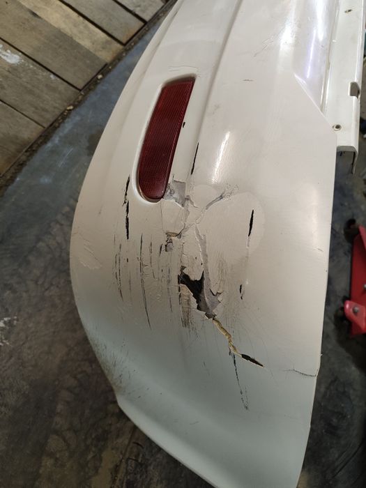 Бампер задний Приора 1, белый, с катафотами.