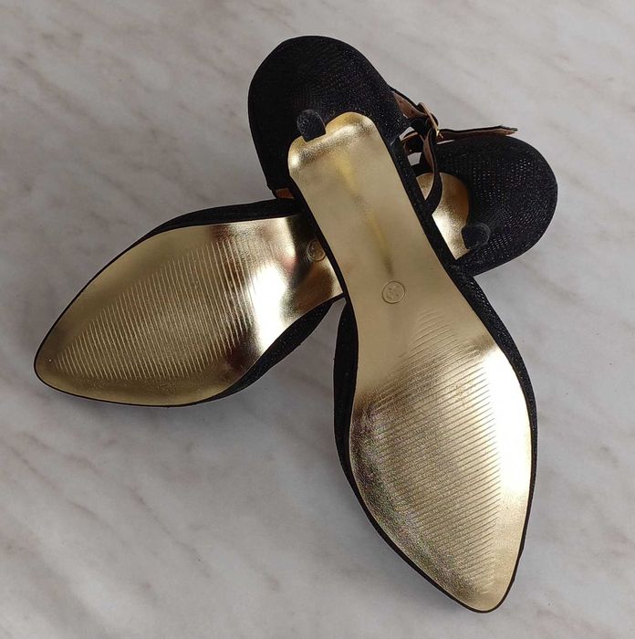 Чисто НОВИ дамски елегантни обувки с тънък ток. Не са обувани. № 38