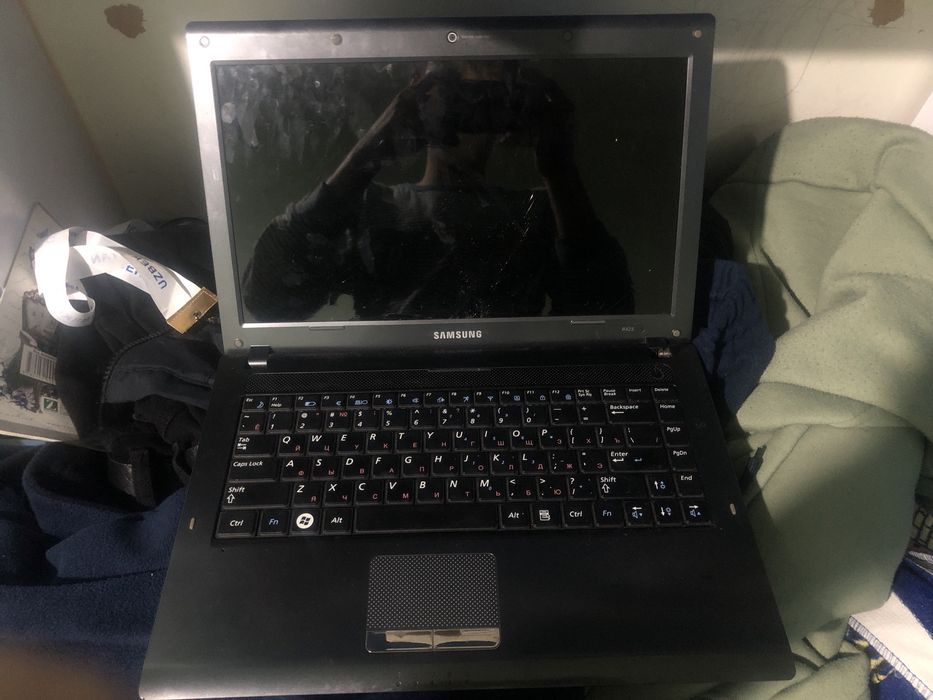 Noutbok samsung ekrani kuygan