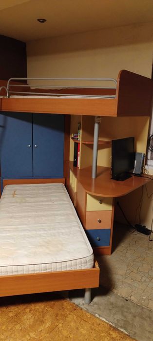 Двуетажно легло с бюро и гардероб