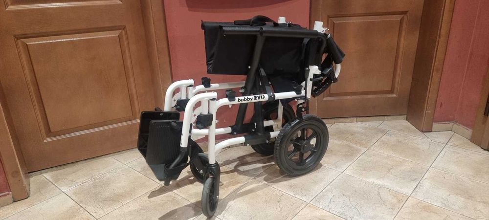Олекотена транспортна инвалидна количка Vermeiren Bobby EVO