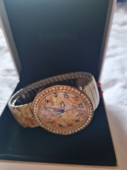 Продавам модерен часовник