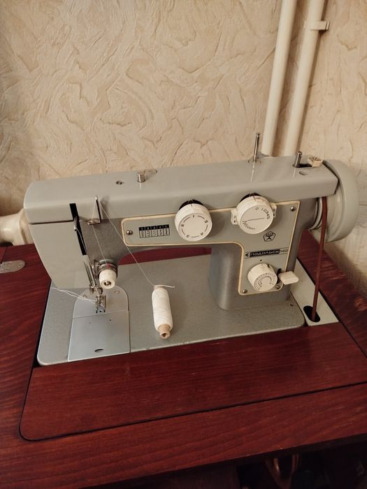 Куртка и швейная машинка