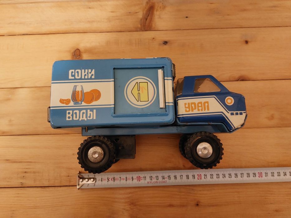 Старо метално камионче УРАЛ.