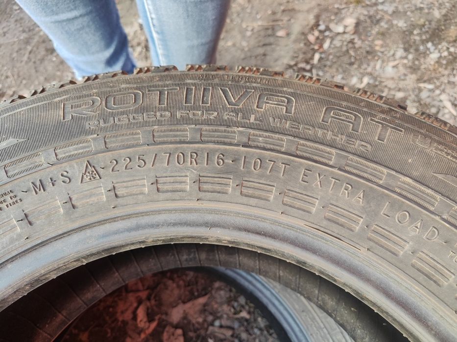 Продам 2 колеса,размер 225/70