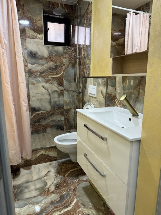 De inchiriat apartament cu 3 camere !