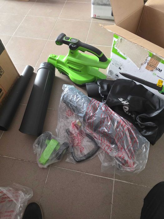 Aspirator/Suflantă de frunze Greenworks cu baterie de 40 V și motor fără perii, 370 km/h, 14,17 m³/min, sac de colectare de 45 L
